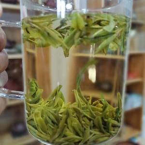 自家种植的茶叶，色泽绿、味道香甜，茶汤浓。