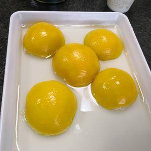 优质八三黄桃做原料，纯白糖，无任何添加剂。质优价廉。
