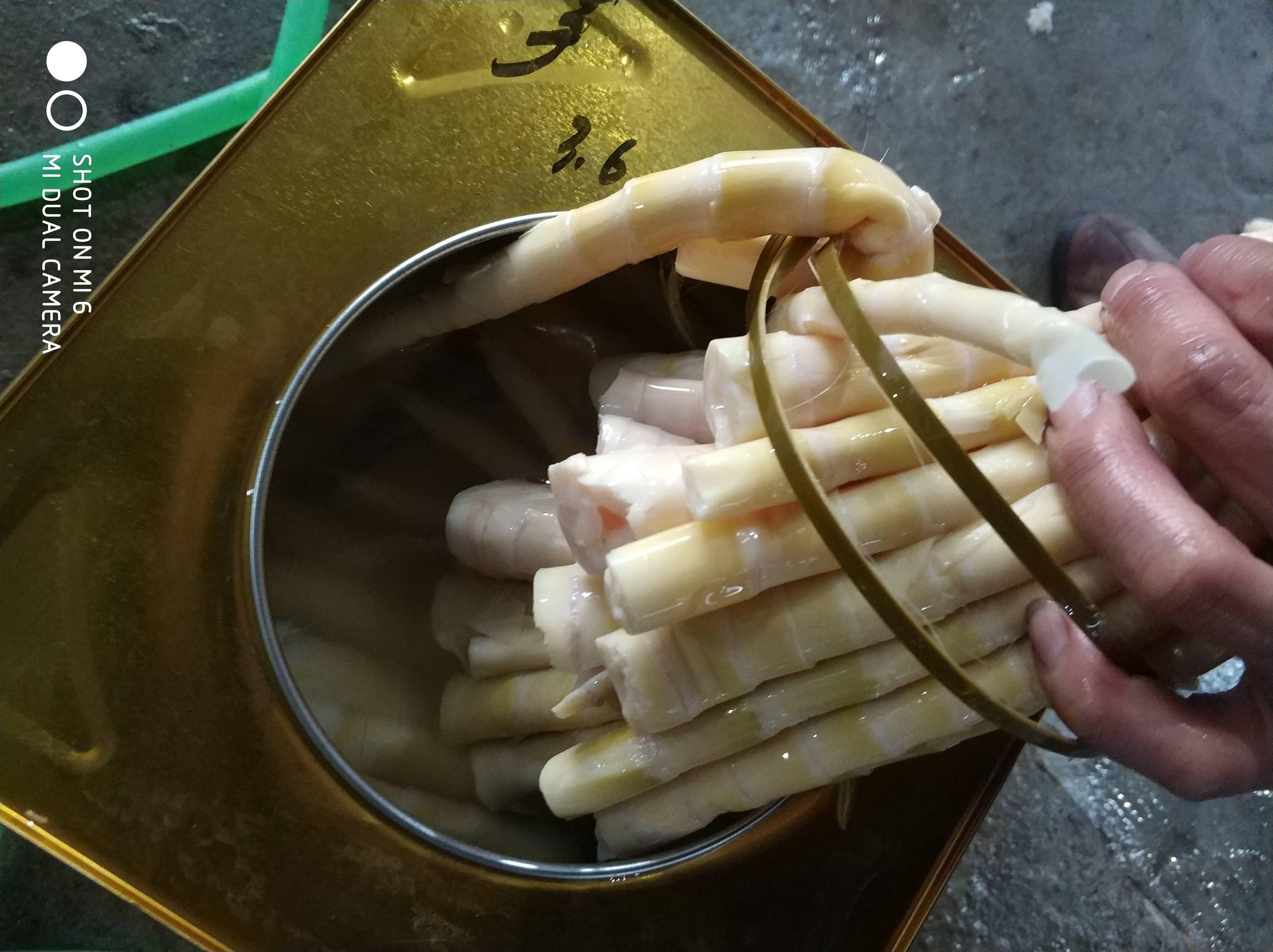 2019年新鲜野生小竹笋，经高温杀菌.真空罐装。保留了竹笋原有的香 脆 嫩等特点。