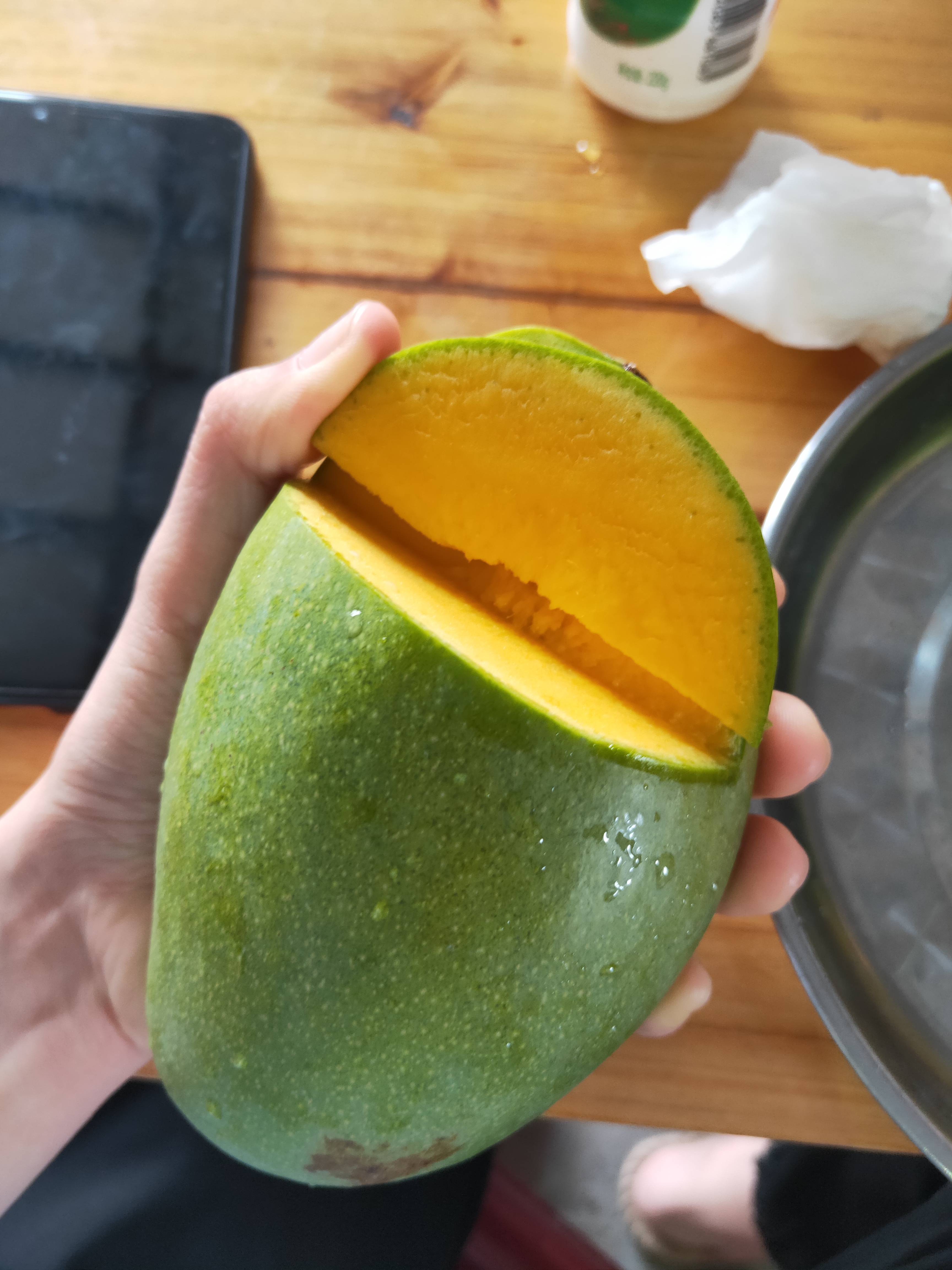 都知道热带是芒果最佳的产地，而越南的大青芒更是名气逼人。吃芒果，要吃就吃最正宗的，这次精选购物城的大青芒统统进口自越南果园。