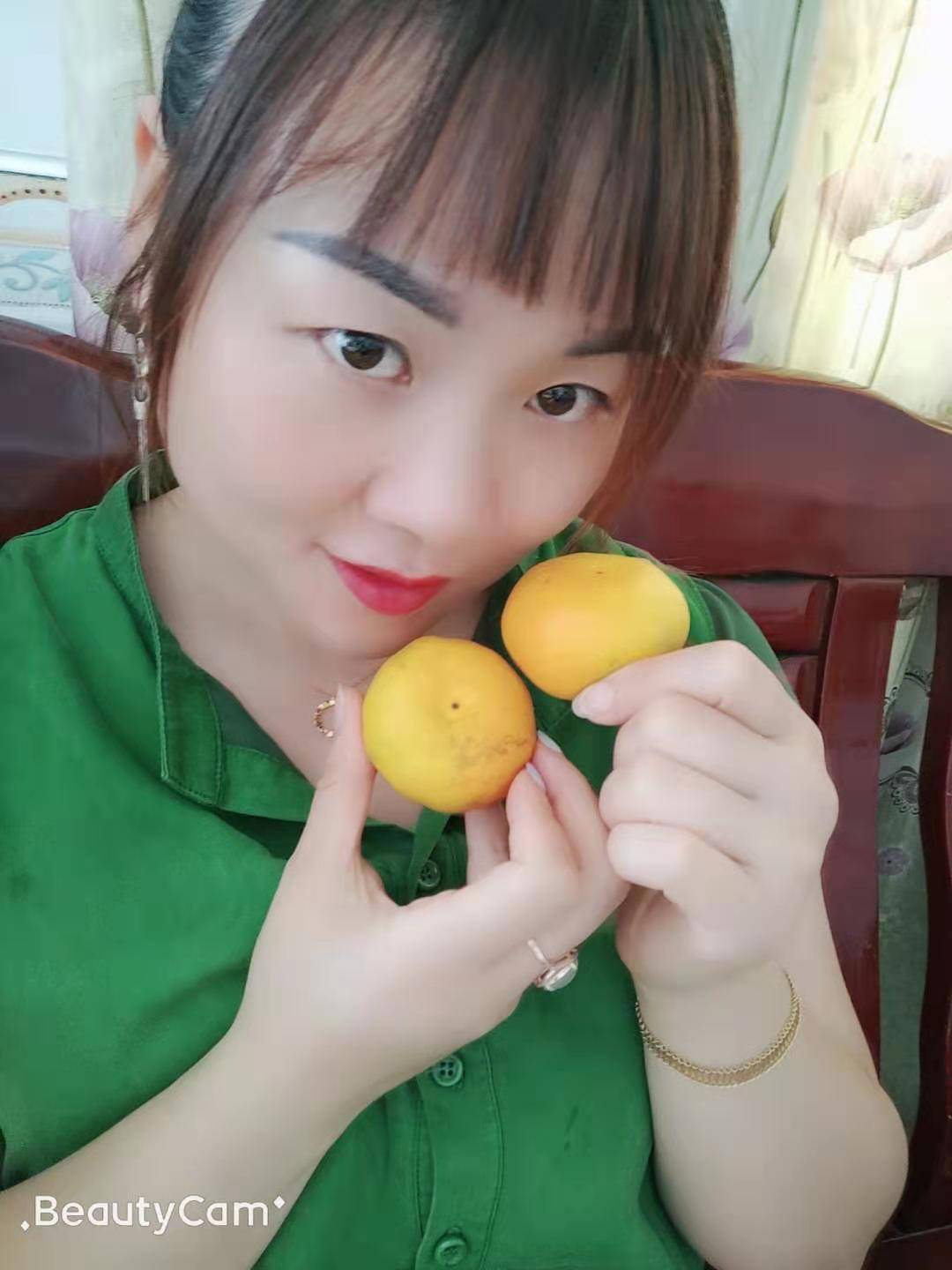 秭归是著名的“中国脐橙之乡”培柑橘历史悠久，早在两千多年前，伟大爱国诗人屈原就在故里写下了《桔颂》名篇。1995年4月，秭归县被国家有关部门命名为“中国脐橙之乡