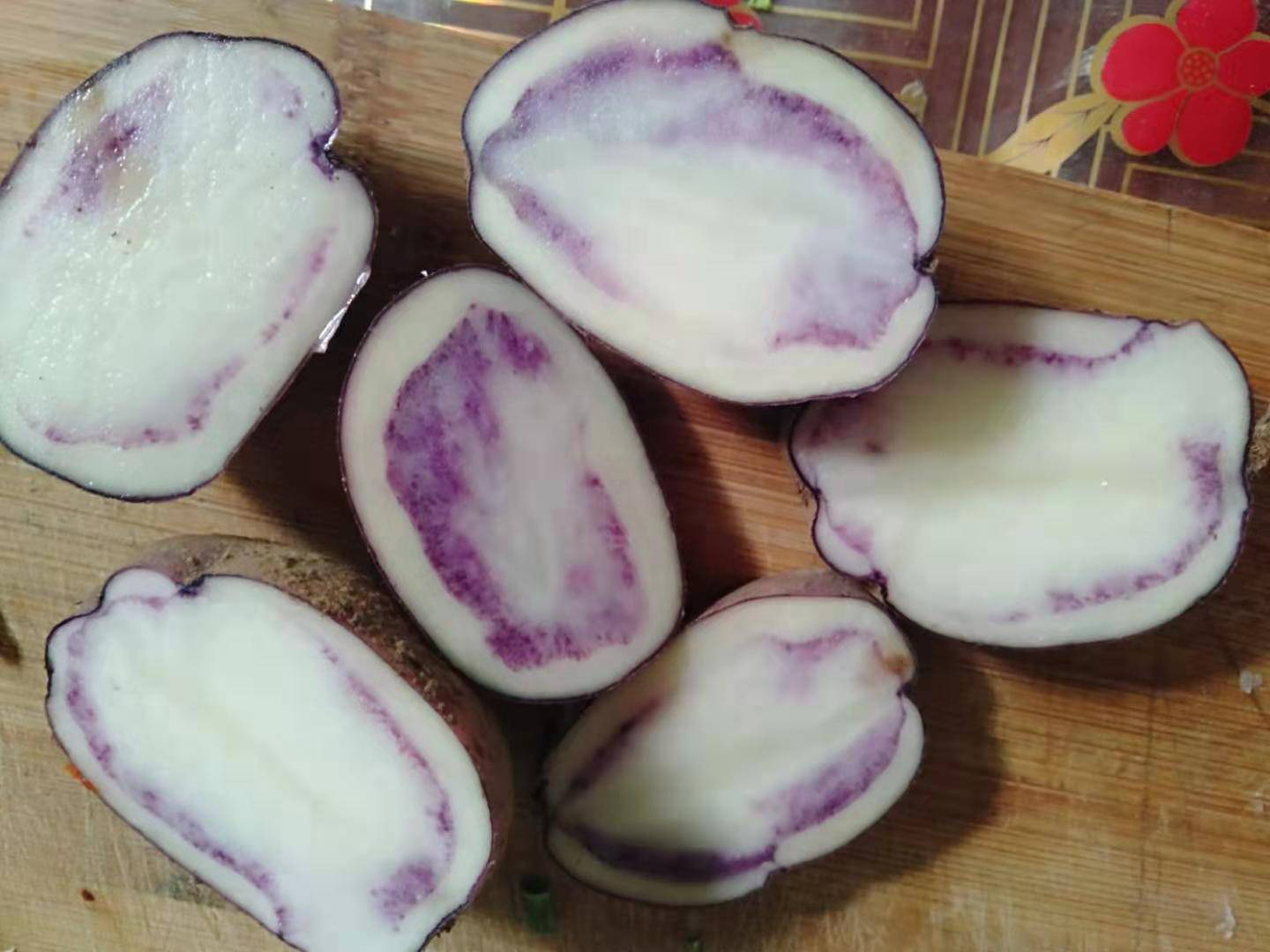 四格乌洋芋是贵州有名的地方洋芋品种，在贵州有上百年的种植历史。其名称因其主产地盘县四格乡而得名。四格乌洋芋不仅含有普通洋芋的各种营养成分，还富含花青昔类色素，使