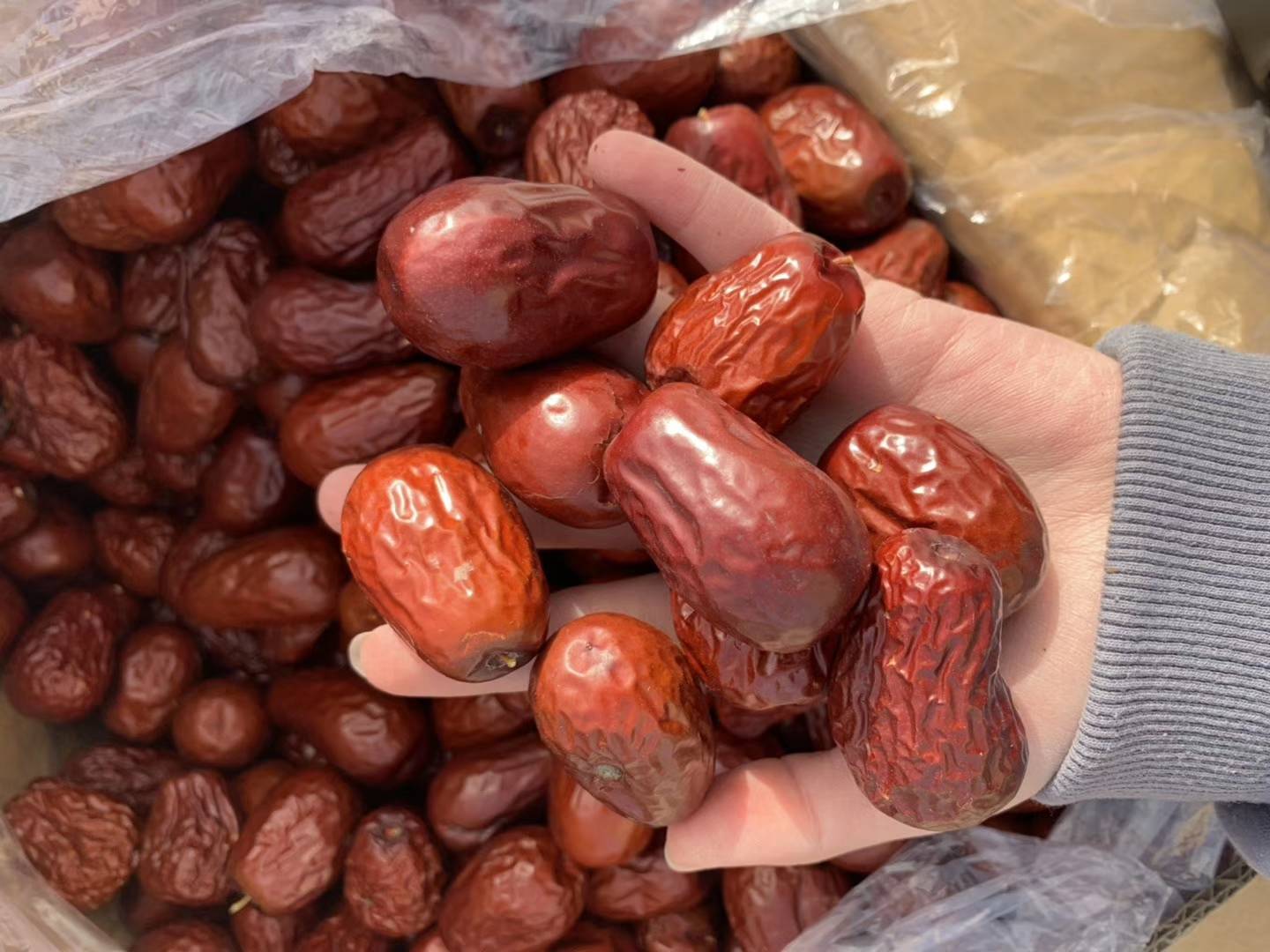 新疆红枣供应，安箱子发货的，有特级，一级，二级的品种，需要的可以联系吧，15769030259