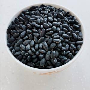 神木连枷条黑豆是国家地标产品，也是神木市黑豆豆业有限公司的主推产品。该品种是神木黑豆老品种，花青素含量非常高。