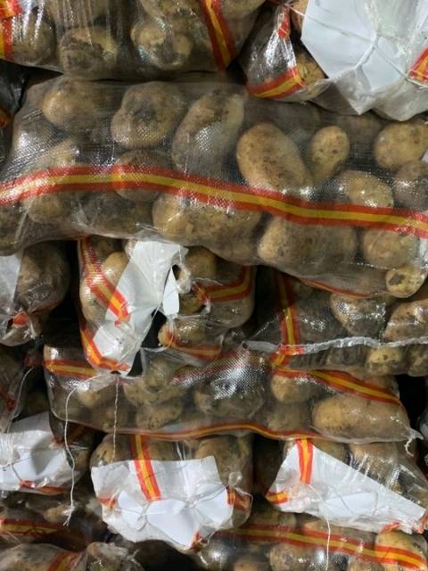 13836393278
牡丹江尤金885土豆，是市场上非常认可的品种，黄皮黄心，薯型好，薯型平均6---9两1斤左右，皮毛亮，口感好，芽眼浅，
常年货源不断